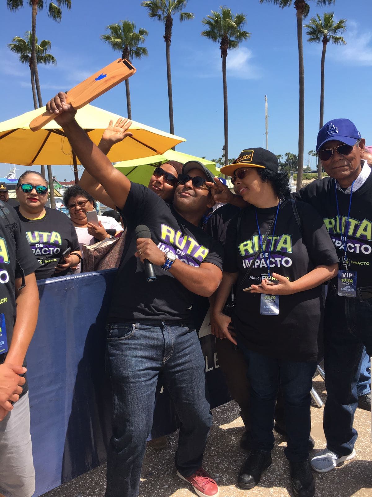 Tony se divirtió mucho con el Twitter Mirror, que sirve para tomar fotos y publicarlas en esta red social.