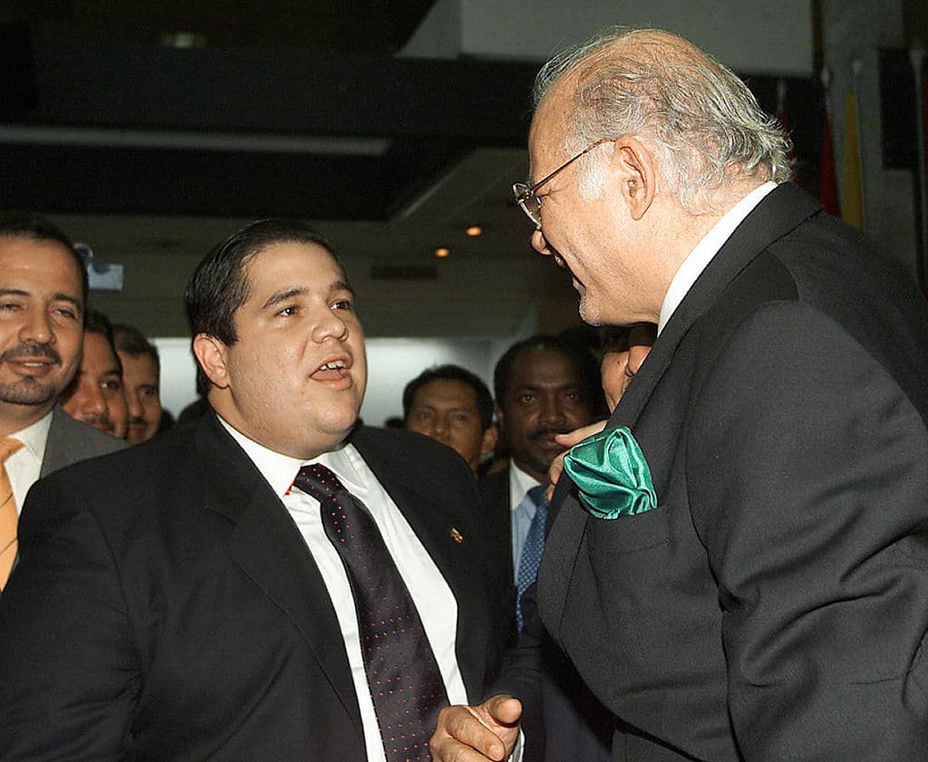 Un més más tarde, Jacobo (foto) confirmó que conocía a Daniel Salcedo Bonilla, con quien relacionaron a Ruales: "El señor Salcedo me ha respaldado en mi campaña (presidencial) de 2017 y pienso que está siendo perseguido por ser mi amigo", declaró Bucaram a Teleamazonas.
<br>