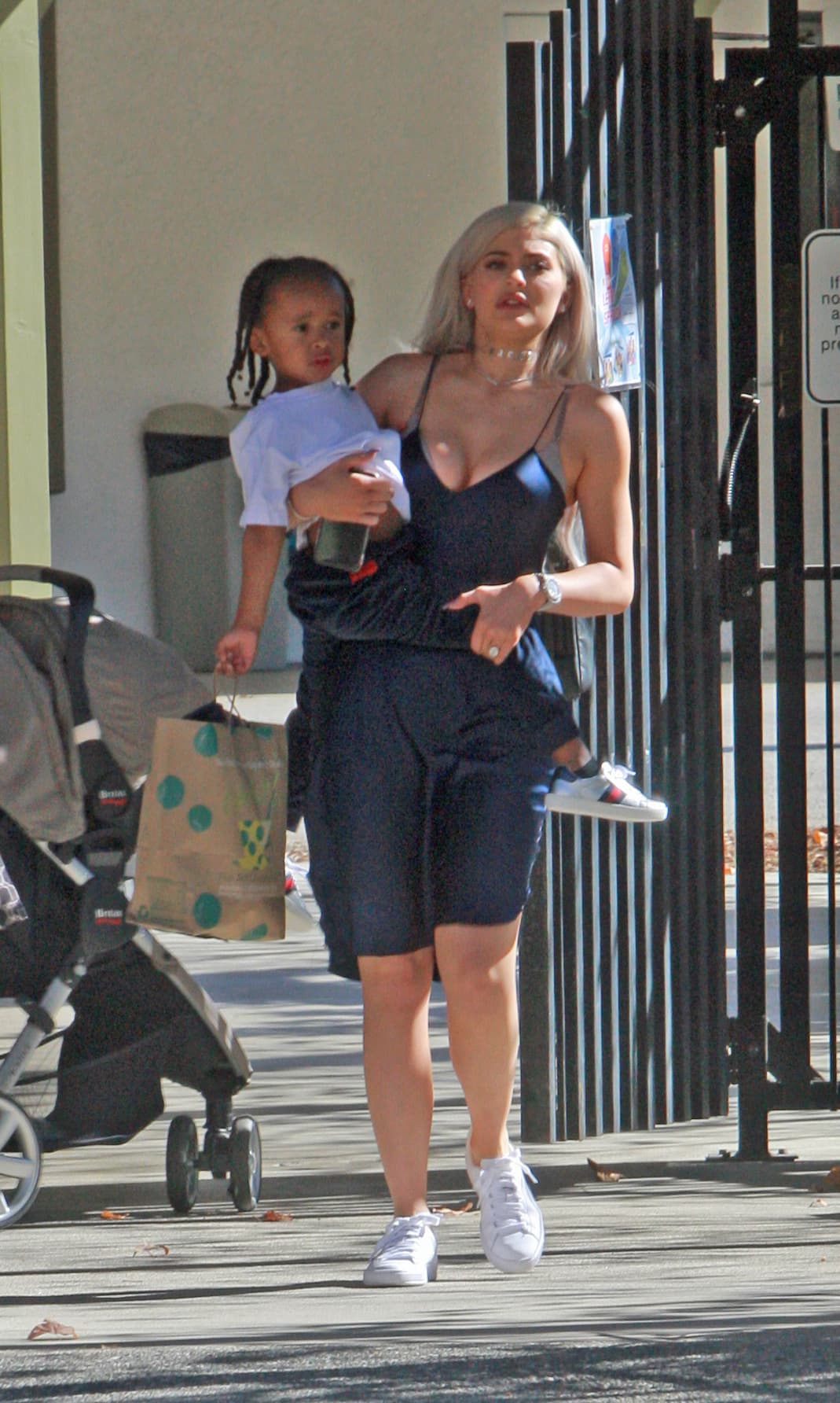 Kylie Jenner tiene las manos llenas con el pequeño King Cairo.