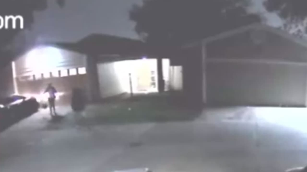 De acuerdo con las autoridades el hombre fue descrito como hispano, de aproximadamente 20 años, 5’8” de altura y cuando se dirigió por primera vez a la mujer, ella no le entendió.