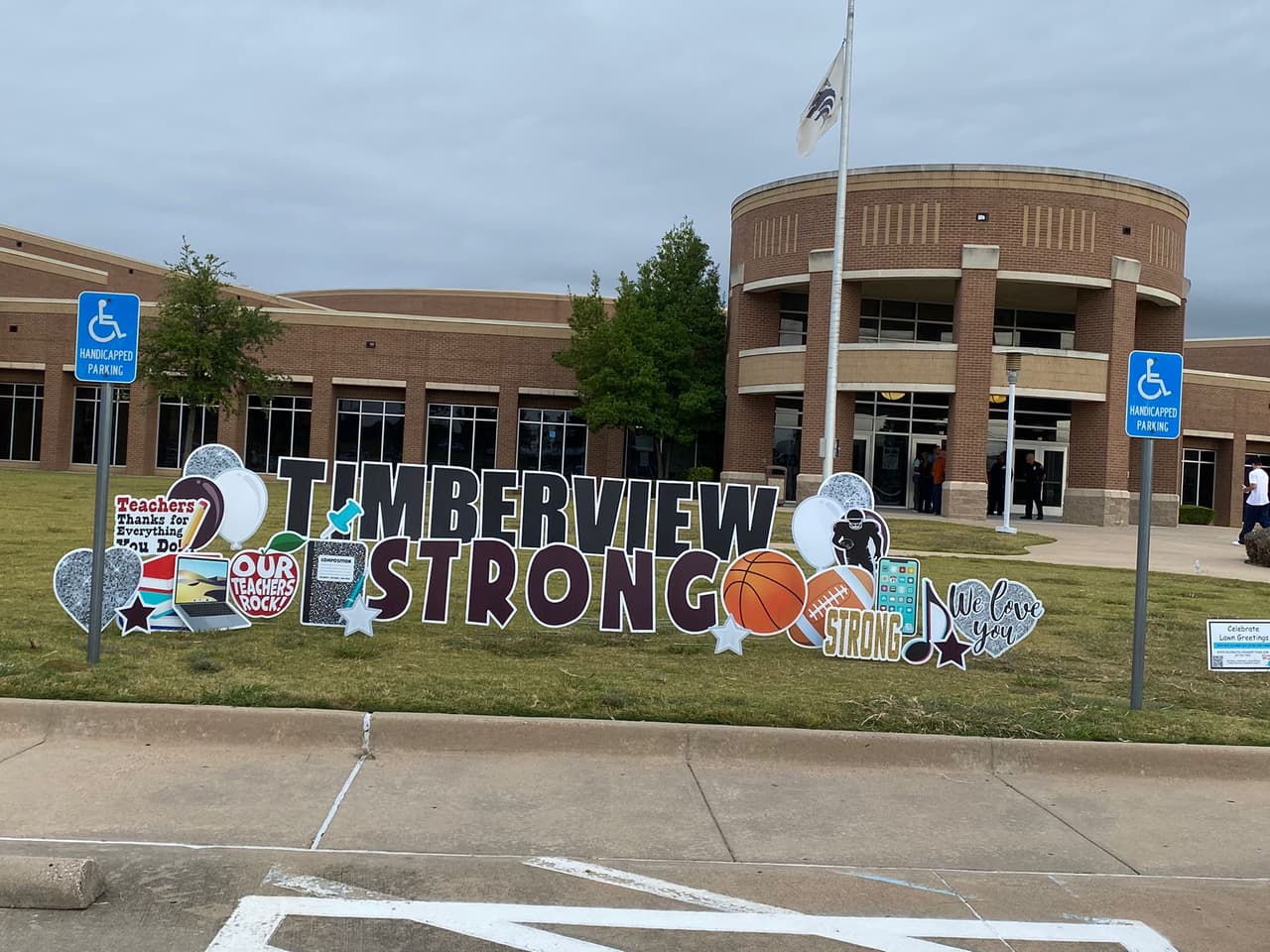 Con mayor seguridad de lo normal y con algunas protestas los estudiantes de 
<a href="https://www.univision.com/local/dallas-kuvn/video-revela-como-previo-al-tiroteo-timothy-simpkins-fue-duramente-golpeado-por-otro-estudiante-video">la preparatoria Timberview</a> regresaron a clases este martes luego del tiroteo que dejó a 4 personas heridas, una de ellas aún en el hospital.
<br>