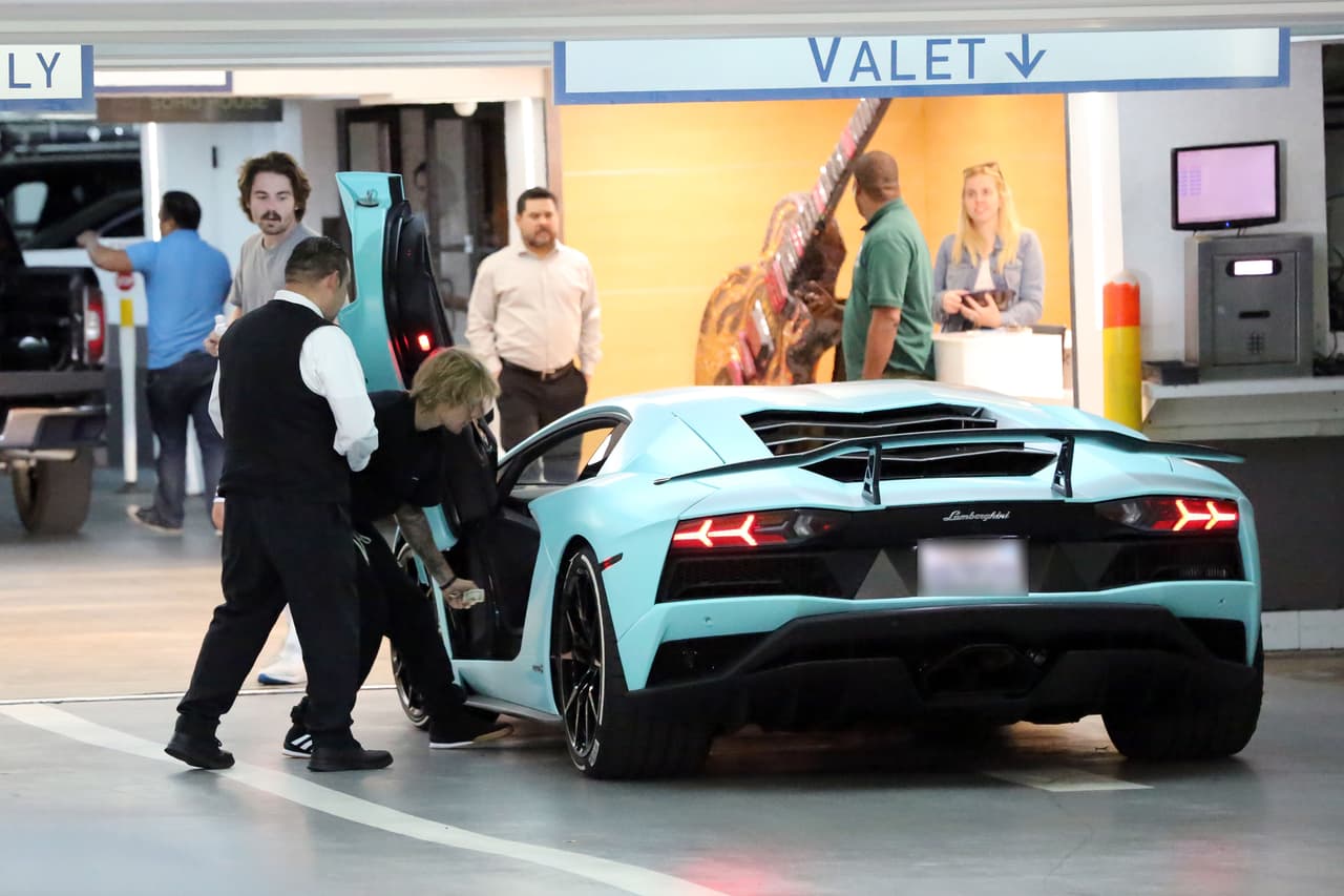 El hombre acompañó al canadiense hasta su auto, mientras este le hacía la plática.