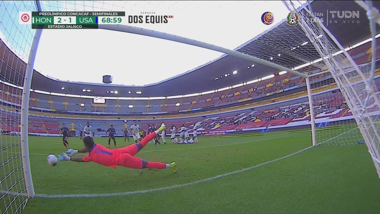 ¡Se luce con la atajada! Alex Güity desvía el tiro libre de Yueill