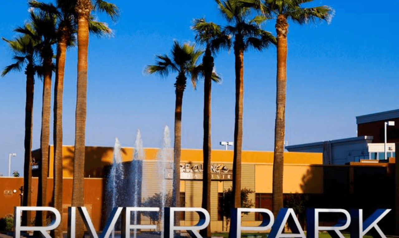 Centros comernciales, tiendas del retail, venta de ropa y accesorios. Pueden haber negocios dentro del mall que puedan permanecer abiertos, por ser 'esenciales'.