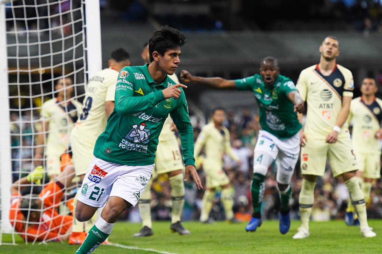 Apenas a los 12 minutos sorprendió el León con el primer gol del partido, obra de José Macías (izquierda).