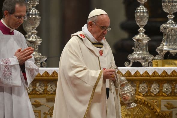 La misa oficiada en la basílica de San Pedro del Vaticano abre el Triduo Pascual en el que los sacerdotes renuevan las promesas sacerdotales, pobreza, castidad y obediencia.