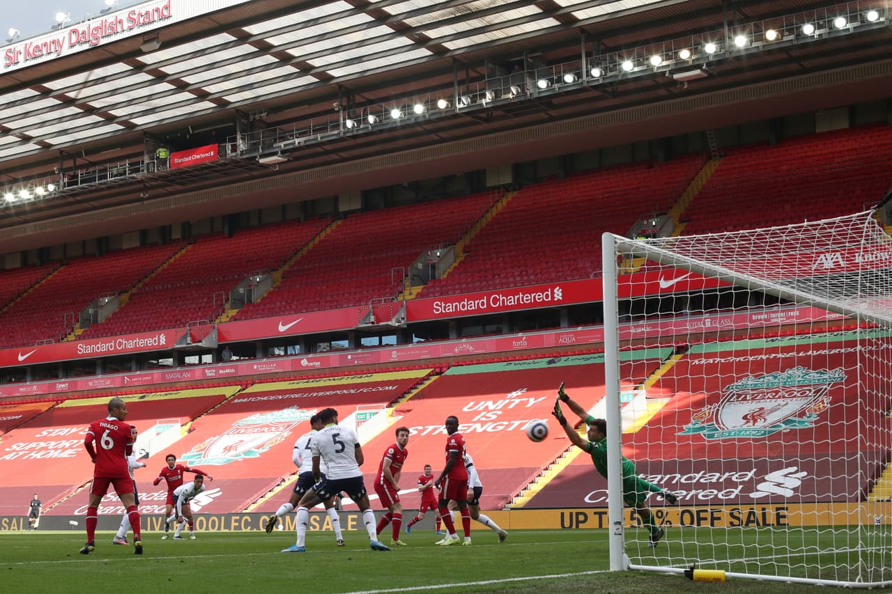 Esta toma muestra la gran calidad técnica que tiene en su pie derecho el lateral más caro del mundo.