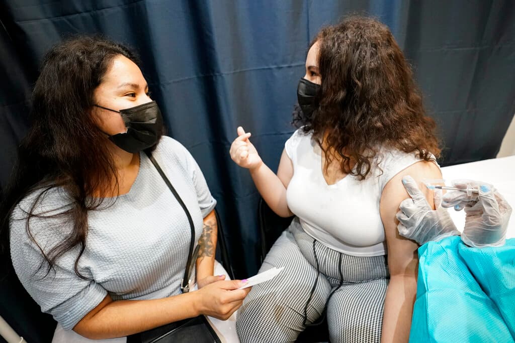 Los CDC recomiendan el uso de mascarillas para vacunados en espacios cerrados por el impacto de la variante delta