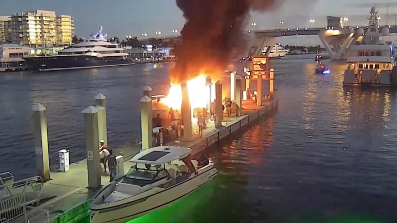 Captan en video el momento en que explota un bote en una marina de Fort Lauderdale