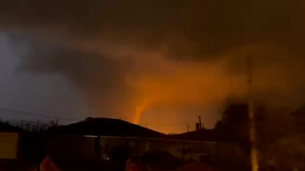 En video: El enorme tornado fue captado por los residentes de Nueva Orleans mientras barría los vecindarios.