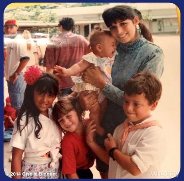 Con la pequeña Gabriela en brazos y su hija mayor Andrea (8 años en la foto).