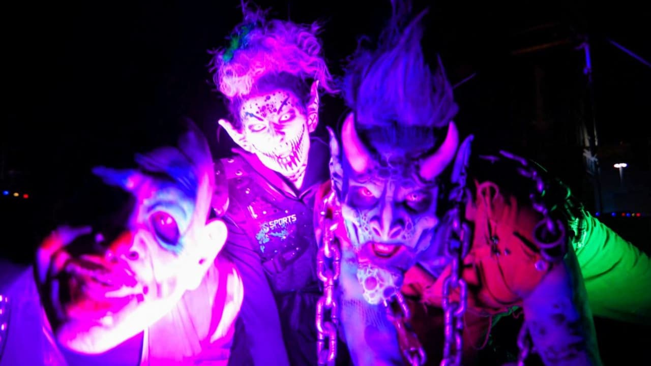 <b>Six Flags Over Texas Arlington </b>
<br>En la compra de tu pase diario o de temporada podrás disfrutar de algunos eventos en el parque durante este mes de octubre. Podrás disfrutar del espontáneo DJ Doom’s Flash Mob que será sorpresivo en tu visita por el parque. Otro show es Arania's Afertlife tendrá algunos 'muertos vivientes' en el Stage at GOTHAM CITY, de Six Flags Over Texas. 
<br>Esto es los viernes a las 8:30 y 9:30 pm, así como sábados a las 8:30pm y domingos a las 8:00pm. 
<br>
<br>En 
<a href="https://www.sixflags.com/overtexas/store/tickets" target="_blank">este enlace</a> puedes ver todos los espectáculos de temporada que hay en Six Flags Over Texas. 
<br>
<br>🎟️ Precio de las entradas: 
<br>$85 boleto diario y atracción de casa embrujada
<br>A partir de $45 comienza el precio del boleto diario