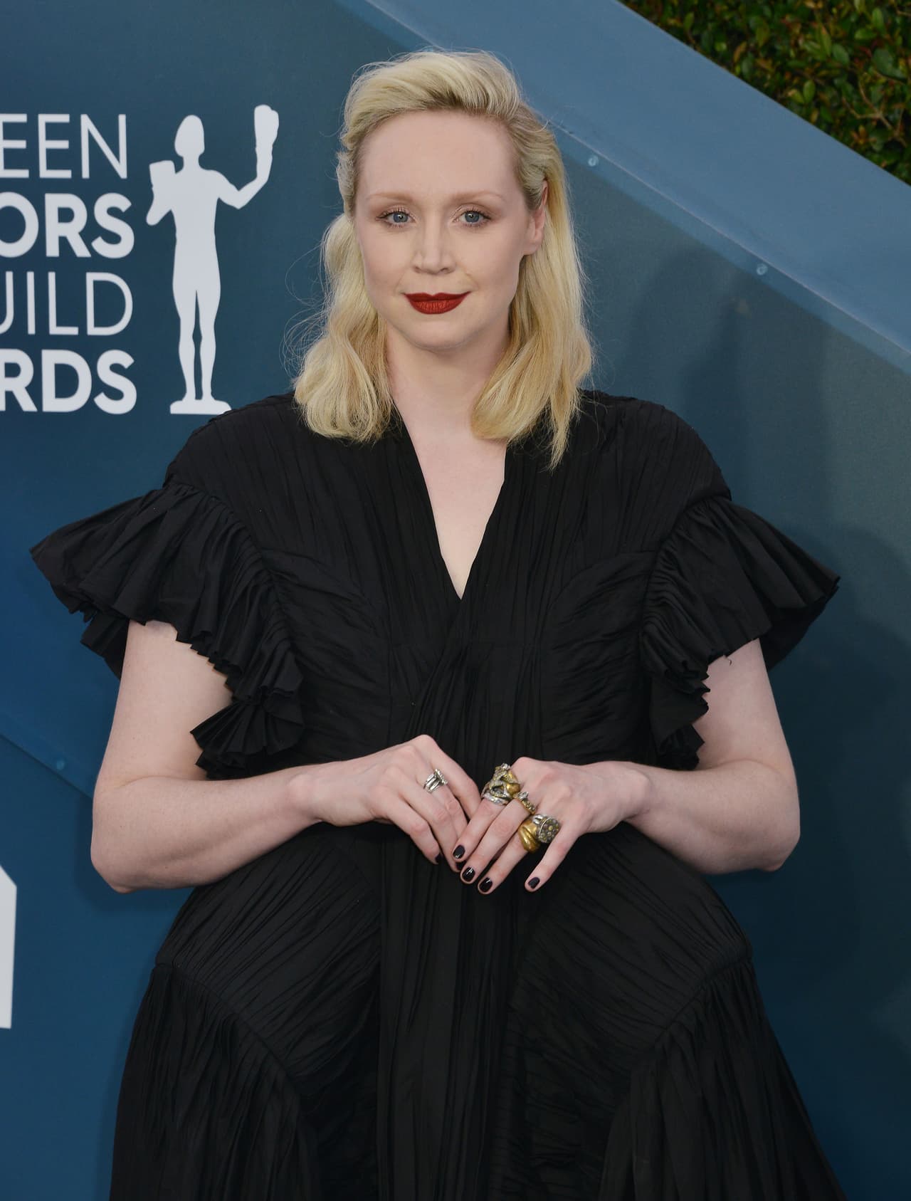 <b>Gwendoline Christie</b>
<br>La actriz de ‘Game of Thrones’ y ‘Star Wars’ será Larissa Weems, la directora de la escuela supernatural la Academia Nevermore, y quien tiene una riña personal desde hace años contra Morticia Addams.