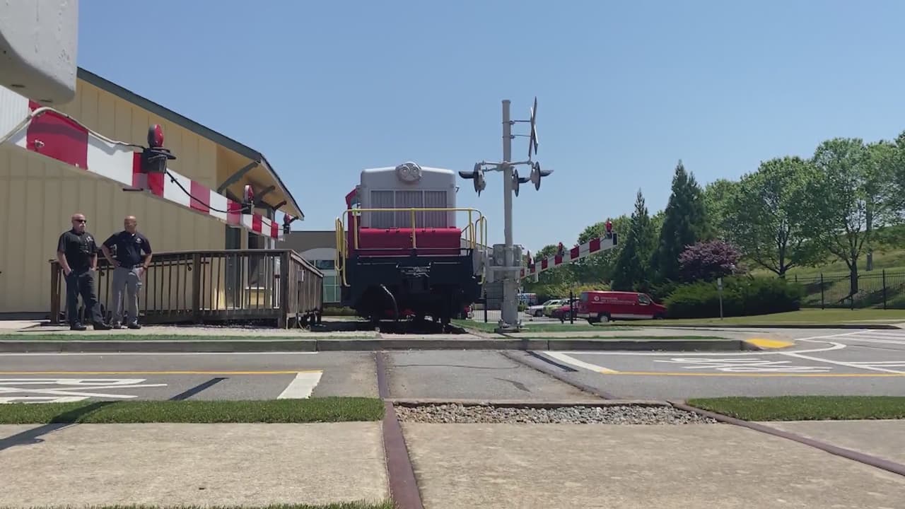 Cientos de personas pierden la vida cada año en accidentes relacionados con trenes, según autoridades del transporte en Estados Unidos. Para evitar este tipo de accidentes se debe actuar con cautela al estar cerca de las vías del tren.