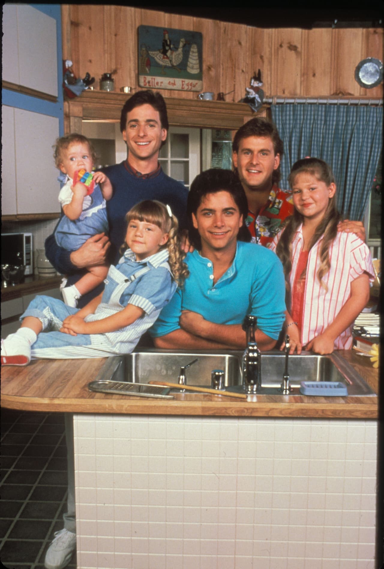 ‘Full House’ (1987) es, sin duda alguna, una de las sitcoms más exitosas de los años 80, pues no sólo narró la divertida historia de la familia Tanner, también dejó icónicos personajes como Michelle (interpretada por las hermanas Olsen), Stephanie (a quien dio vida Jodie Sweeten) y Danny (Bob Saget). Por eso, te contamos qué ha sido de los protagonistas del programa.