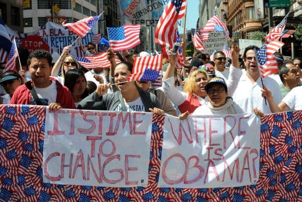 El proyecto otorga poderes extraordinarios a las policías locales (estatal y municipal) para que sus agentes arresten a cualquier individuo que no pueda probar que se encuentra legalmente en Estados Unidos.