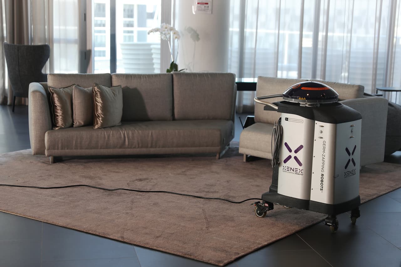 Este robot ya se usa en el Paramount Miami Worldcenter de Miami y en un hospital de Naples, para desinfectar las áreas del coronavirus.
<br>