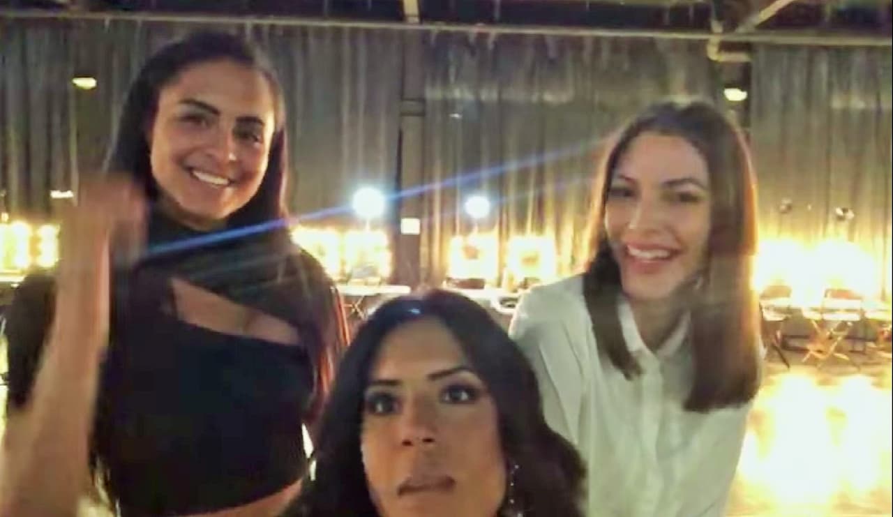 En el staff de la diseñadora se encontró con modelos dominicanas y puertorriqueñas que le asesoraron sobre las expresiones y los caminados que debe tener en el desfile. “Denme unos truquitos porque nunca he modelado a este nivel”, argumentó Francisca.
<br>