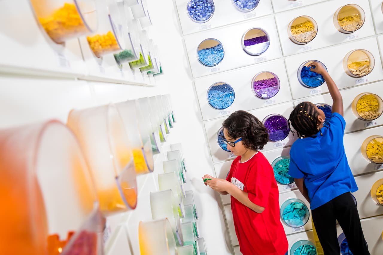 <b>Twin Chasers</b>: Deslízate 375 pies en toboganes gemelos y compite con amigos para llegar primero.
<br>