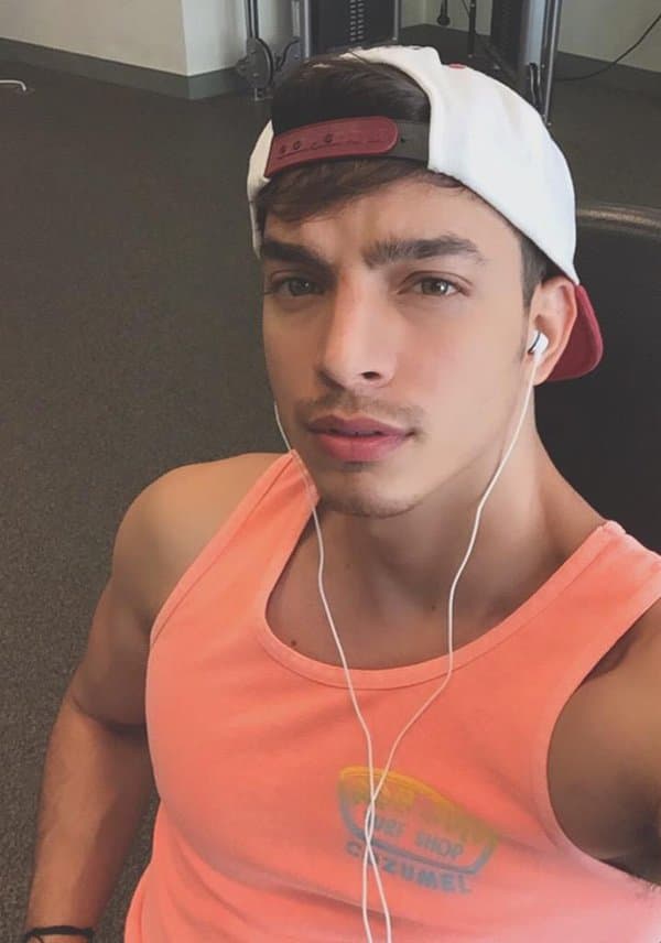 Nos presume las largas horas que pasa en el gimnasio.