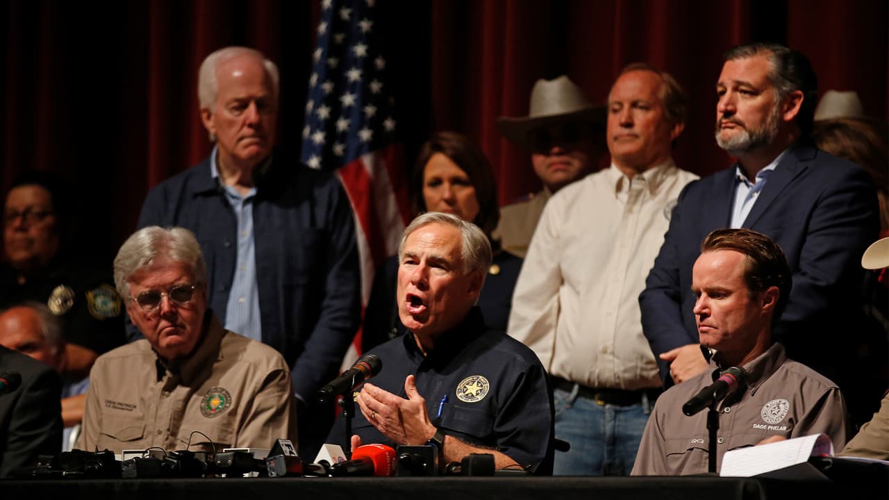 “No son una solución real”: Abbott arremete contra leyes de armas de Chicago