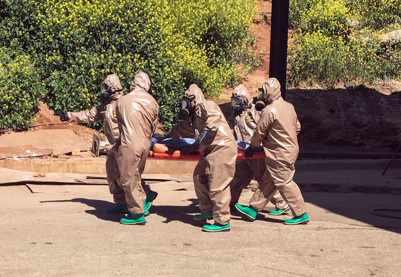 Expertos turcos trasladan al hospital a una de las víctimas del supuesto ataque químico. Al menos 72 personas han muerto, entre ellos 20 niños, según un nuevo balance publicado el miércoles por el Observatorio sirio de derechos humanos (OSDH) en este bastión rebelde de la ciudad de Jan Sheijun en la provincia de Idlib.