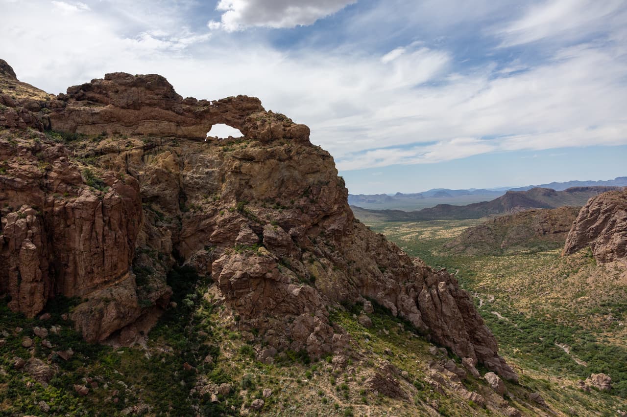 Así es el difícil terreno por el que caminan los indocumentados que cruzan la frontera por el sector Tucson, cerca del Monumento Nacional Organ Pipe.