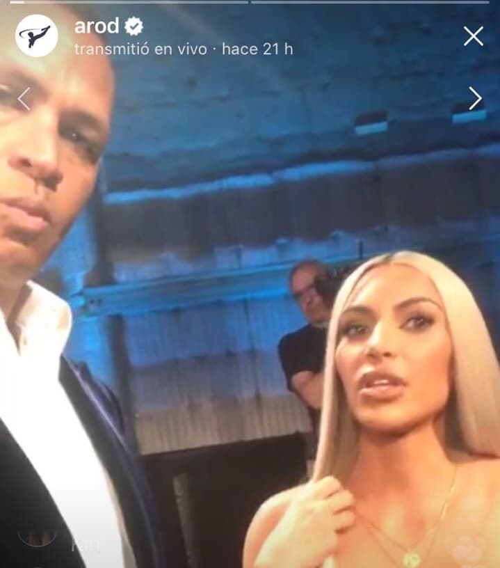La mayor de las Kardashian le dijo a ARod que le daba mucho gusto verlo, poder compartir esa noche con él y con todas las estrellas reunidas, y se dijo agradecida por poder ayudar.