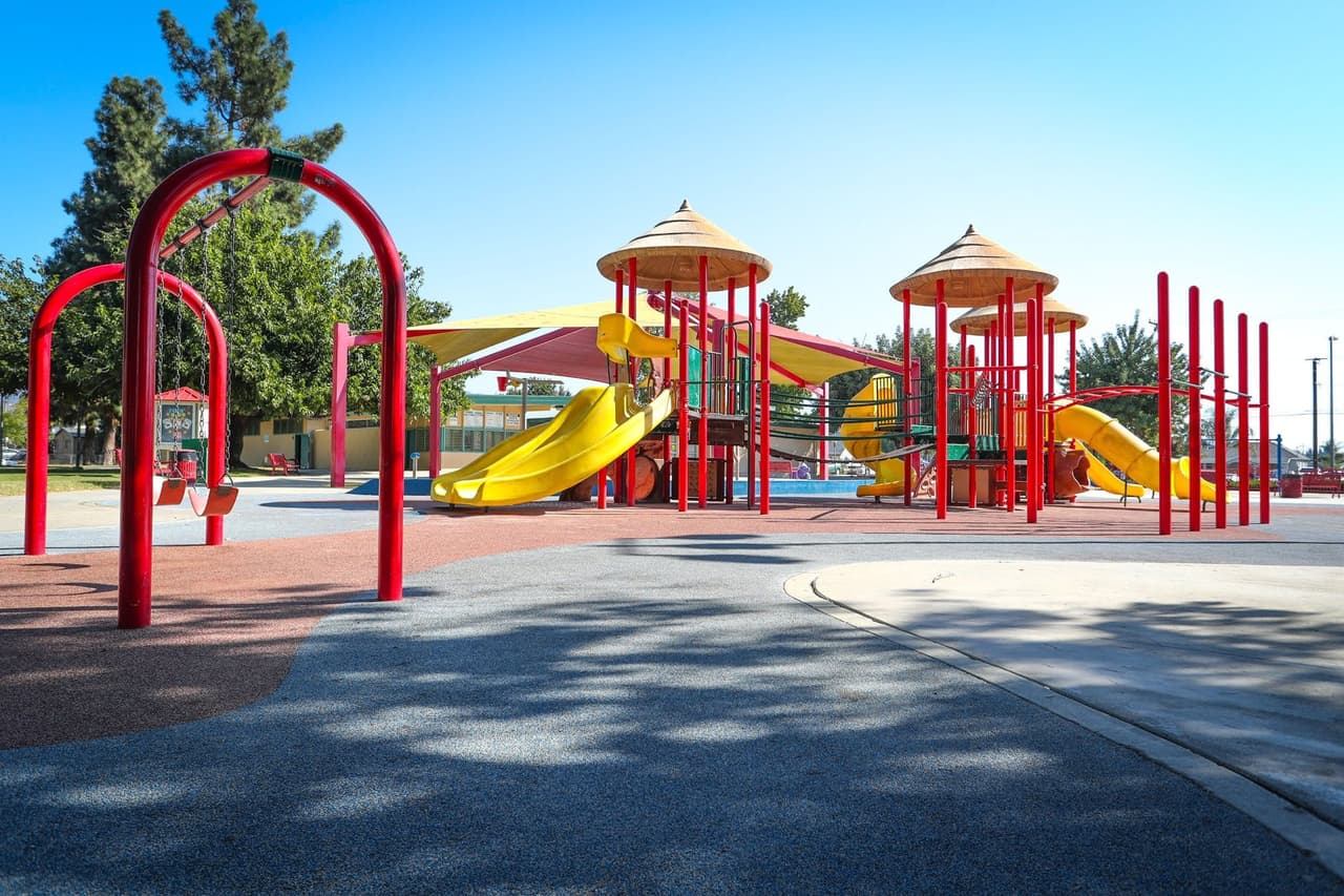 <h3 class="cms-H3-H3">Valleydale Park: </h3>
<br>El área de las regaderas estará abierta desde la 10 am y hasta las 7 pm, los siete días de la semana hasta el mes de septiembre. Además, la comunidad puede disfrutar de equipos deportivos y zona para meriendas.
<br>Dirección: 5525 N. Lark Ellen Ave. Azusa, CA 91702
<br>Teléfono: (626) 334-8020
<br>