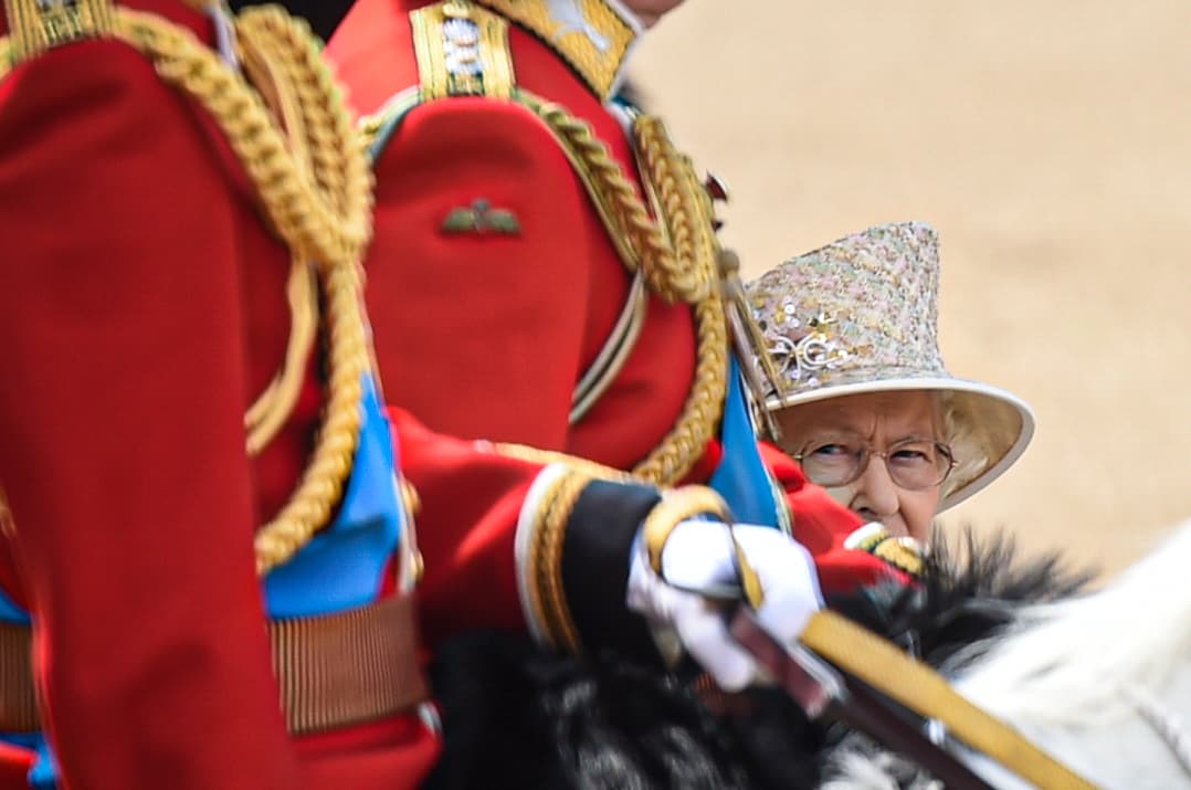 En el desfile anual, la Isabel II estuvo escoltada por una guardia a caballo.