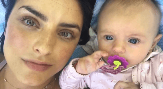 En el video publicado por Aislinn se puede observar las distintas etapas que ha pasado Kailani, desde usar el chupón, hasta mantenerse de pie para dar sus primeros pasos.