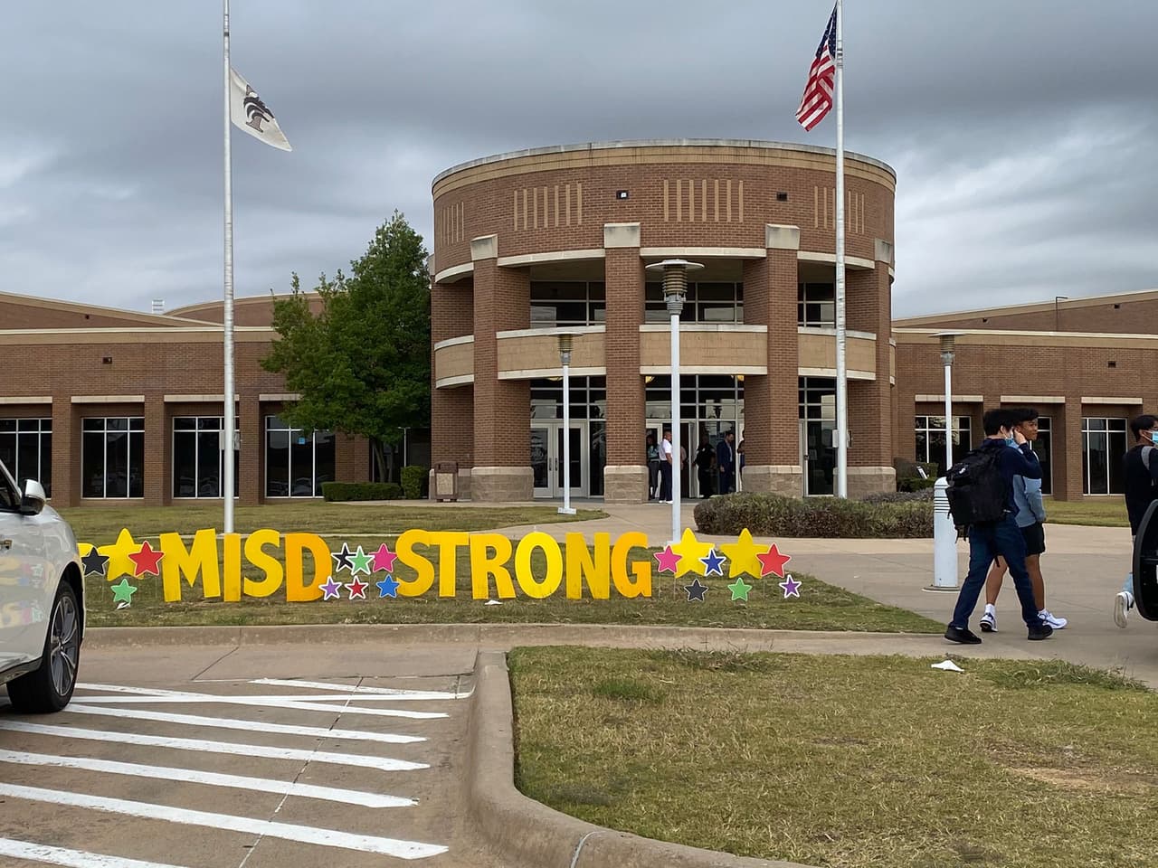 En la entrada de la escuela se pusieron carteles con el mensaje de 
<a href="https://www.univision.com/local/dallas-kuvn/distrito-escolar-de-mansfield-realiza-jornada-de-servicios-de-consejeria-tras-tiroteo-en-escuela-de-arlington-video">Distrito Escolar de Mansfield</a> fuerte. 
<br>