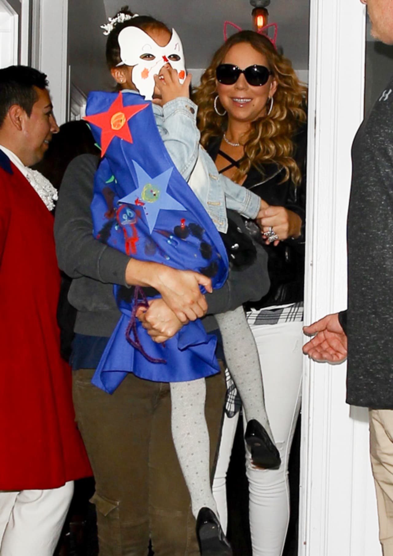 Mariah Carey salió a cenar con sus peques para celebrar la Noche de Brujas.