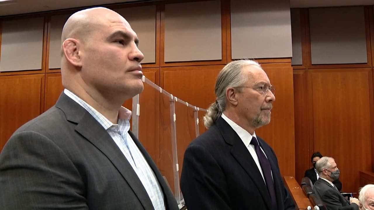 Caín Velásquez se declara no culpable y pide a juez que le permita viajar fuera de California