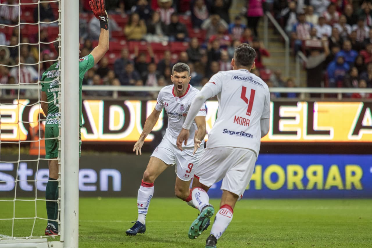 El partido expiraba y apareció Emmanuel Gigliotti para poner el 2-2 y evitar el triunfo de Chivas.