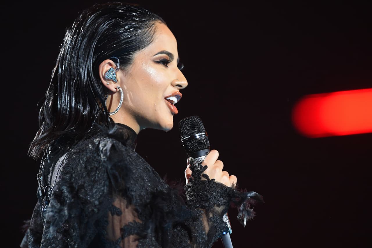 "Pero como artista de corazón siento que es algo que siempre quieres hacer, tener un nivel altísimo, un álbum para dar a tus fans historias, con variedad de diferentes estilos, entonces finalmente tenemos
<b><a href="https://www.youtube.com/watch?v=w2Ro8cgsmss" target="_blank"> 'Mala santa'</a></b>" .