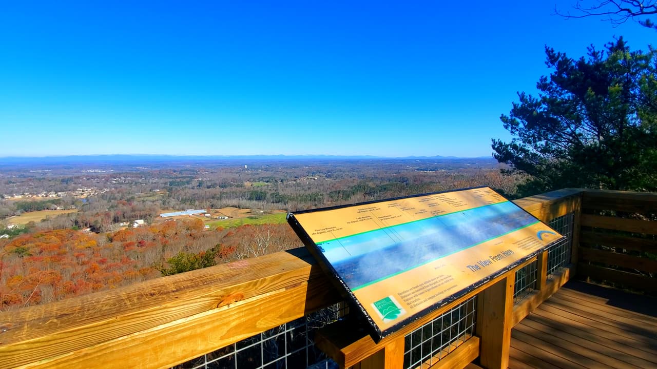 Desde este mirador alcanzarás a ver puntos tan lejanos como Brasstown Bald y Yonah Mountain.