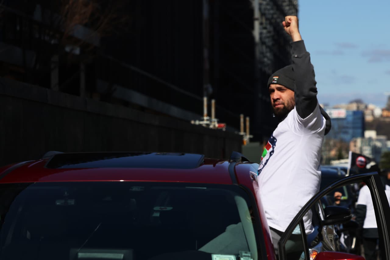 También
<a href="https://www.univision.com/shows/noticiero-univision/nadie-escucha-nuestras-voces-camioneros-en-el-sur-de-california-amenazan-con-una-huelga-si-no-mejoran-sus-condiciones-video" target="_blank">camioneros de California han amenazado con irse a huelga</a> si no mejoran sus condiciones.
<br>