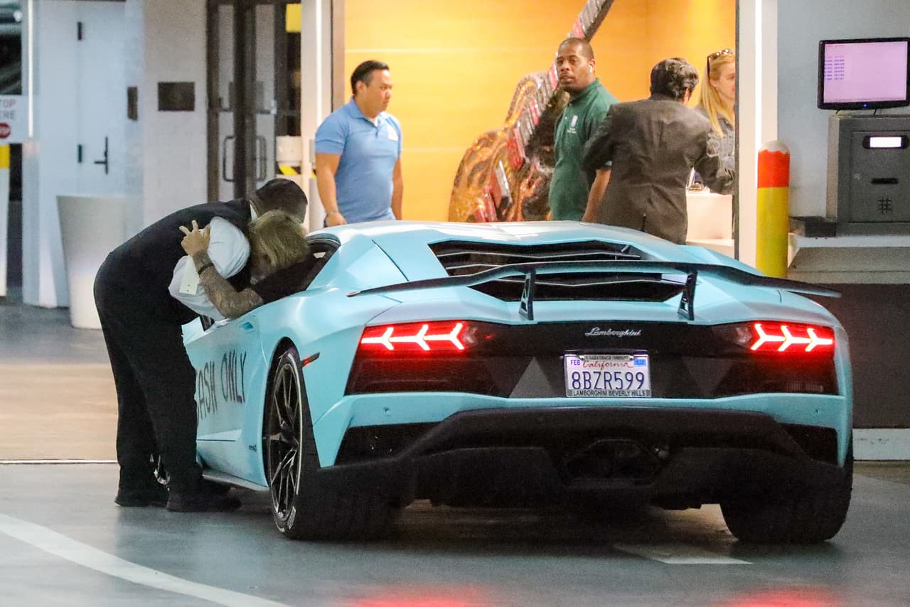 ... y volvió a abrazarlo de forma efusiva desde la ventanilla de su vehículo.