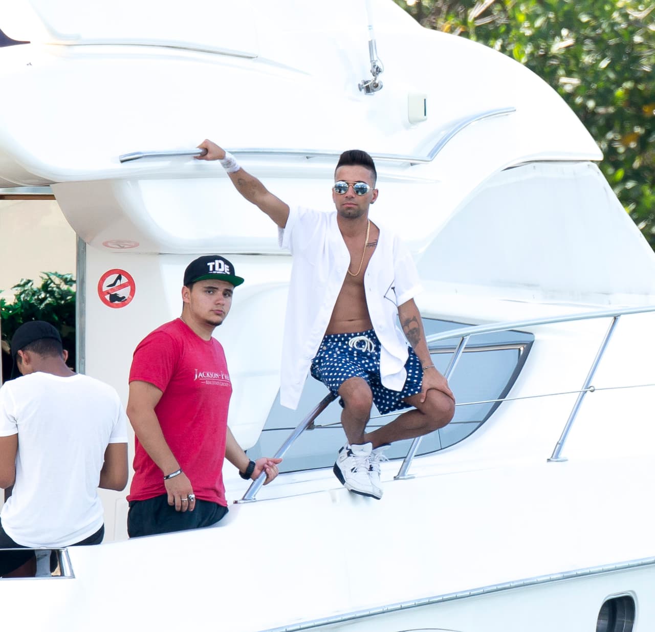 El hijo de Michael fue visto con amigos de su difunto padre fumando a bordo de un yate.