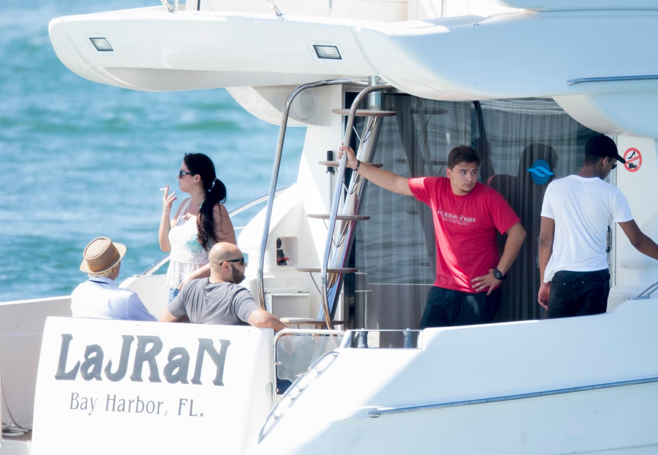 El hijo de Michael fue visto con amigos de su difunto padre fumando a bordo de un yate.