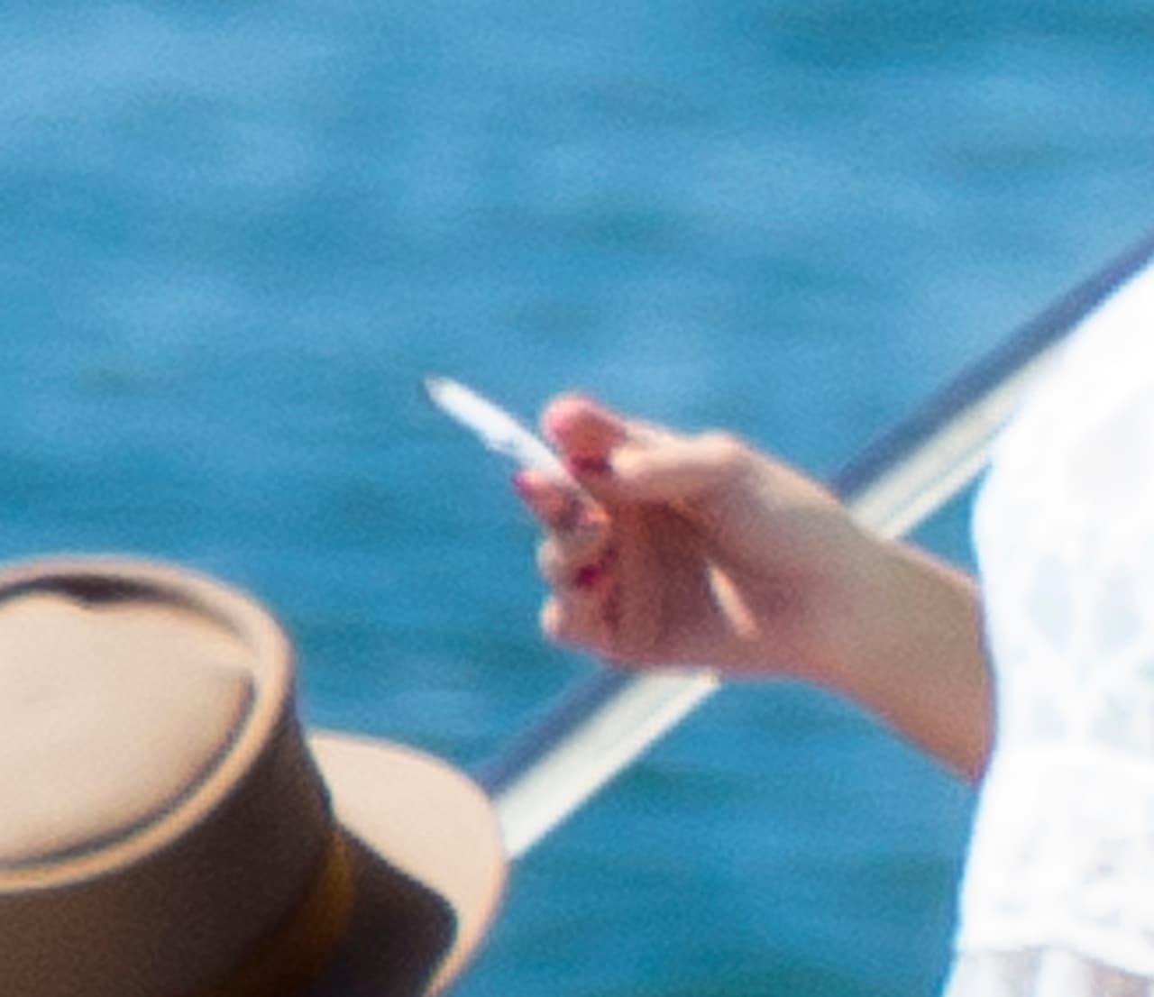 La novia del doctor con el cigarrillo.