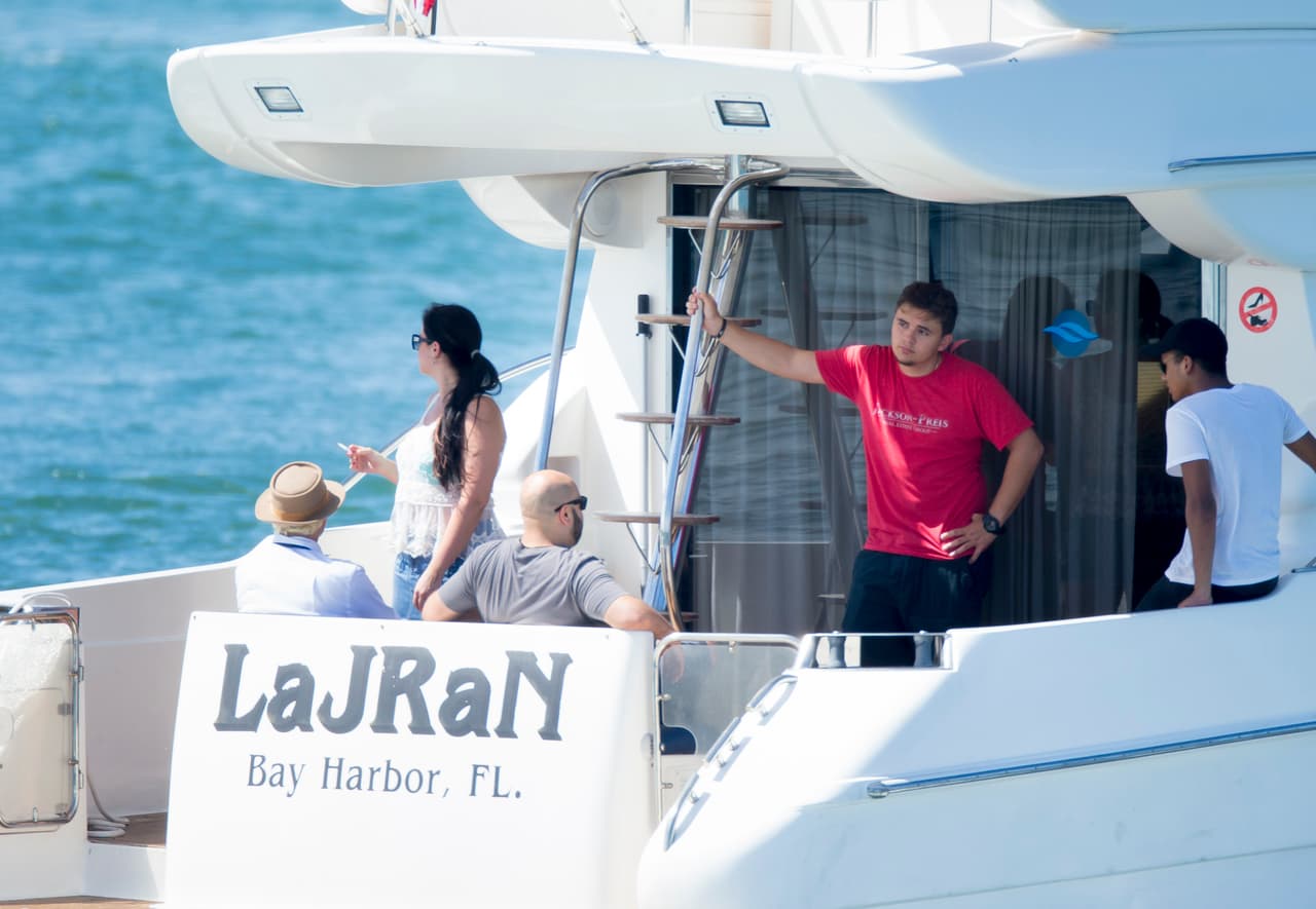 El hijo de Michael fue visto con amigos de su difunto padre fumando a bordo de un yate.
