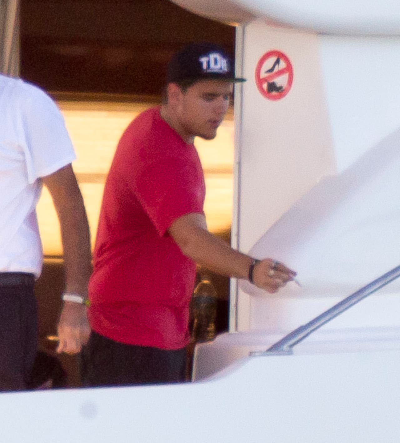 ¡Tan chiquito y ya entrándole al vicio!