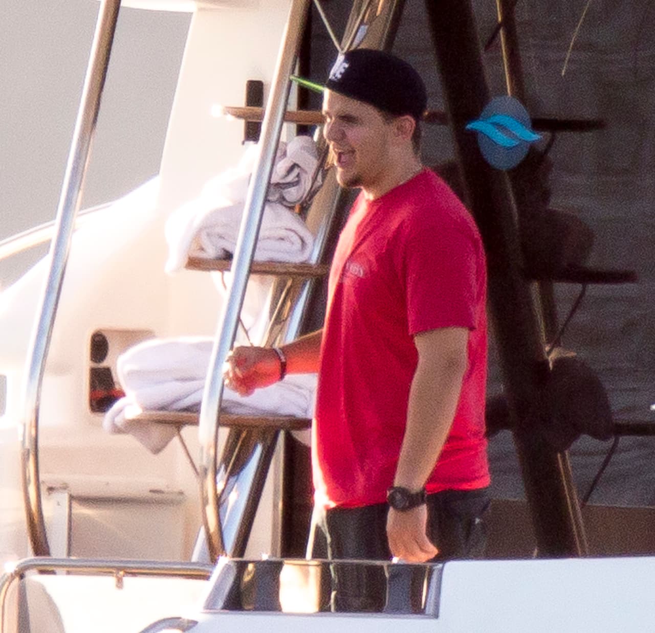 El hijo de Michael fue visto con amigos de su difunto padre fumando a bordo de un yate.