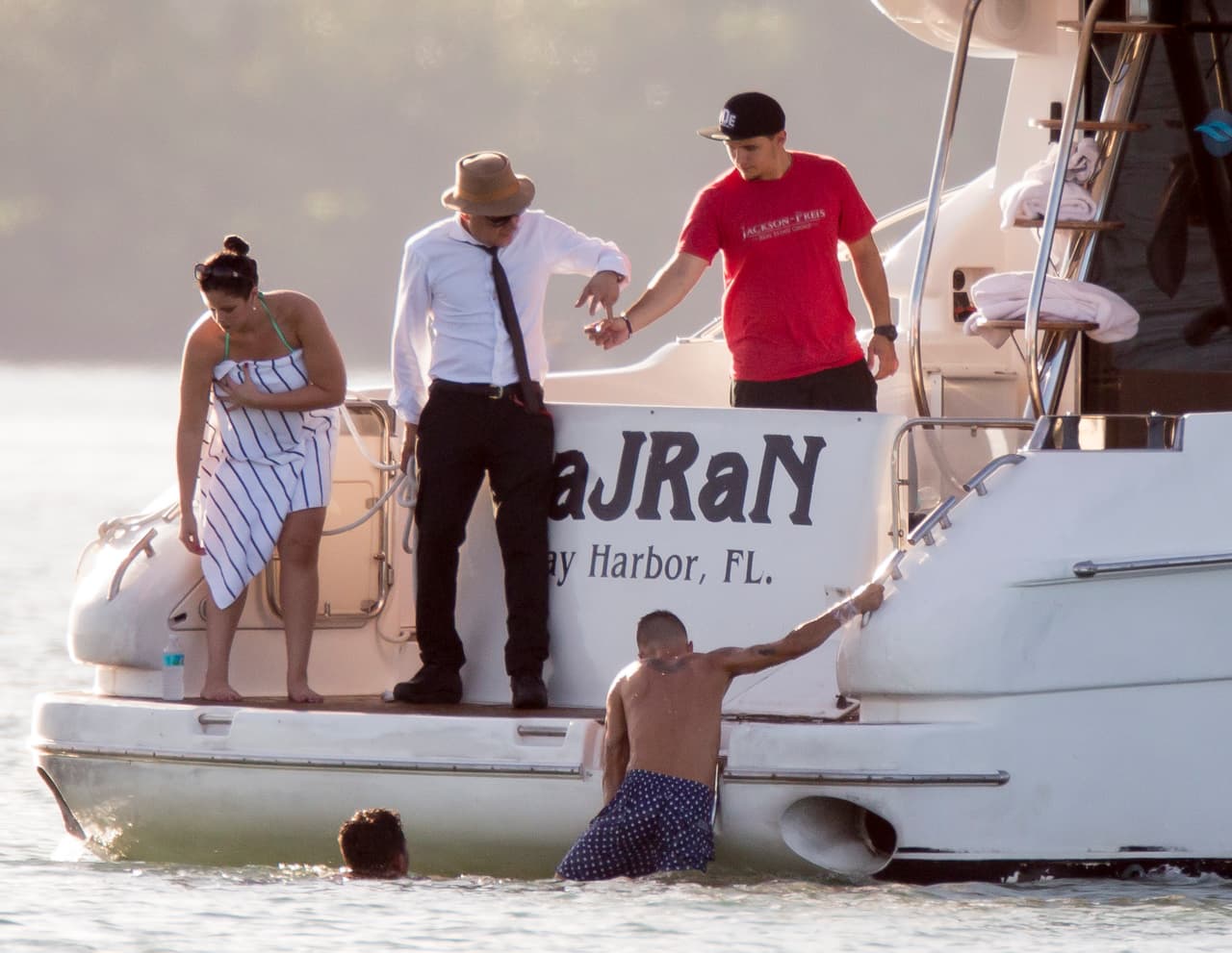 Se pasaron el cigarro entre ellos.