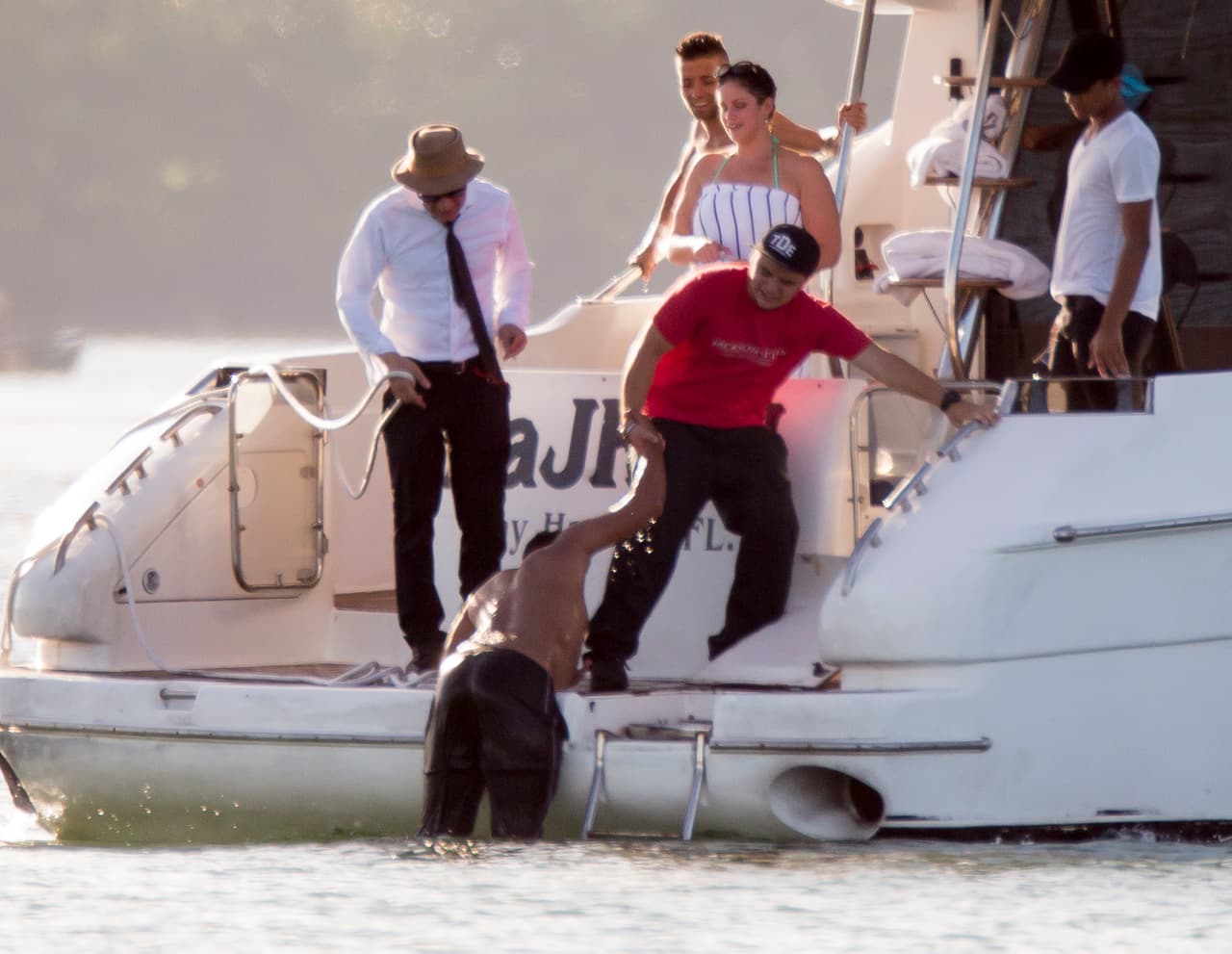 Ayudando a salir del agua a alguien.