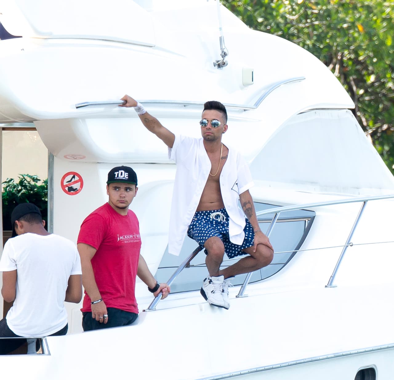 Estuvo en un bote con varios amigos y un par de sus primos.