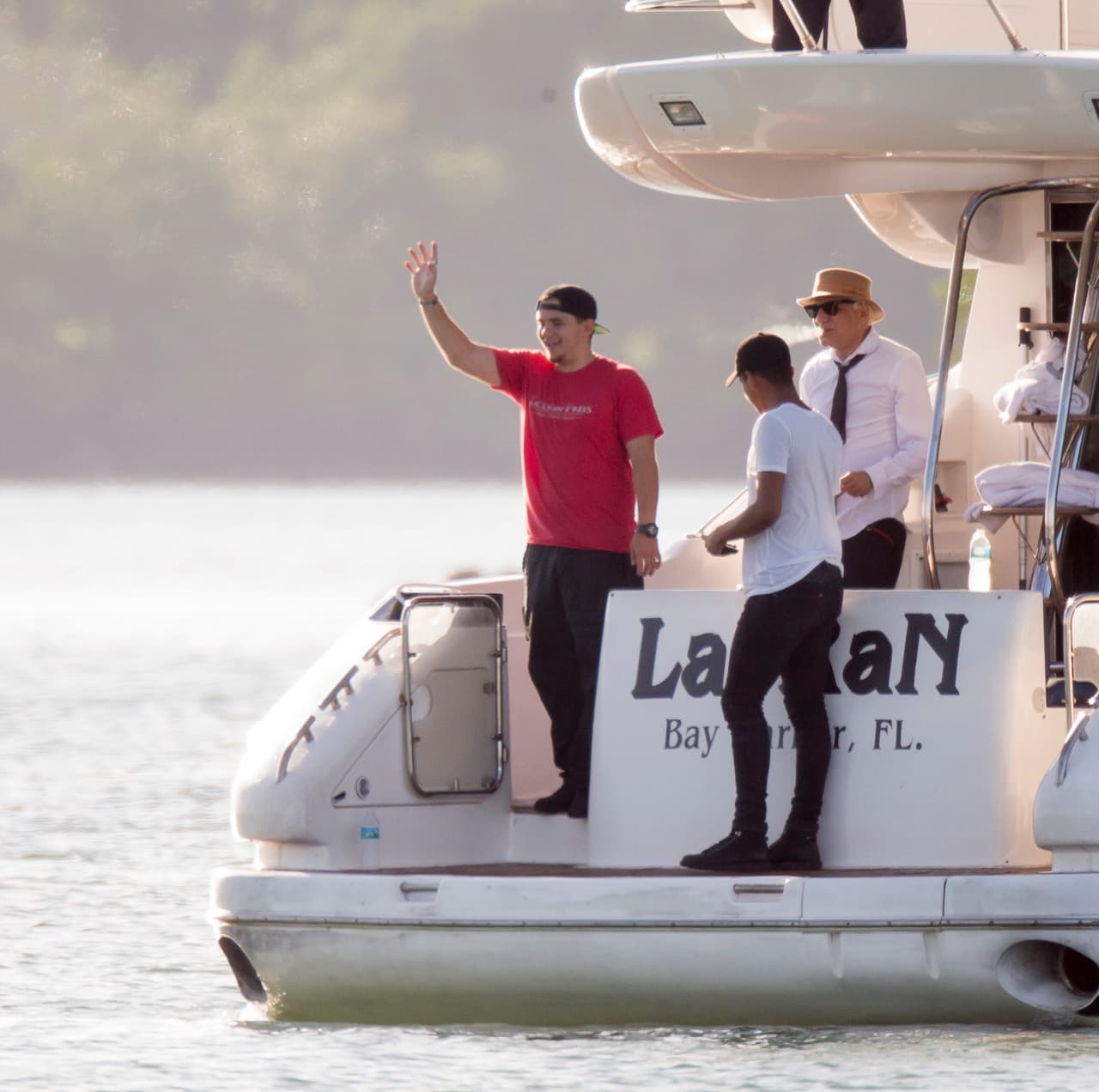 También lo acompañaron un par de sus primos.