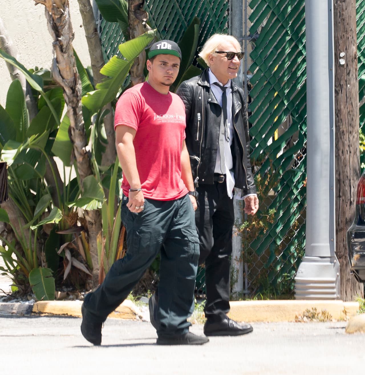 El hijo de Michael fue visto con amigos de su difunto padre fumando a bordo de un yate.